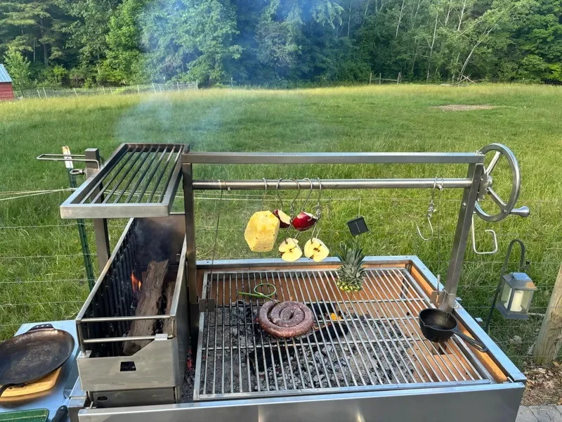 شواية فحم من الفولاذ المقاوم للصدأ قابلة للتعديل مع إشعال إلكتروني وعربة شواء خارجية فاخرة