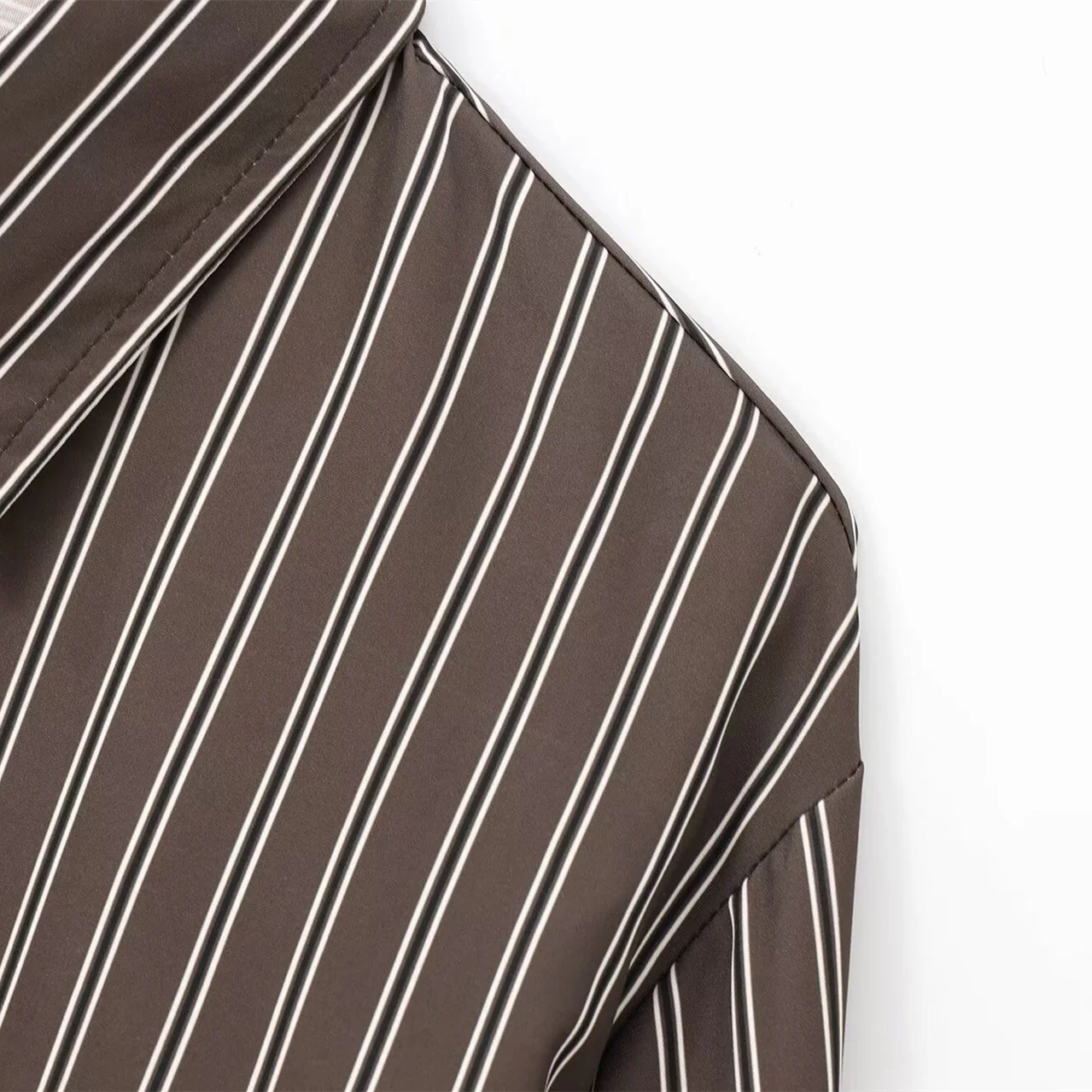 EDSA ผู้หญิงสีน้ําตาล Batwing Stripe เสื้อแขนยาว Cuffs กระเป๋า Patch ปุ่มด้านหน้าสําหรับ Office Lady เสื้อ