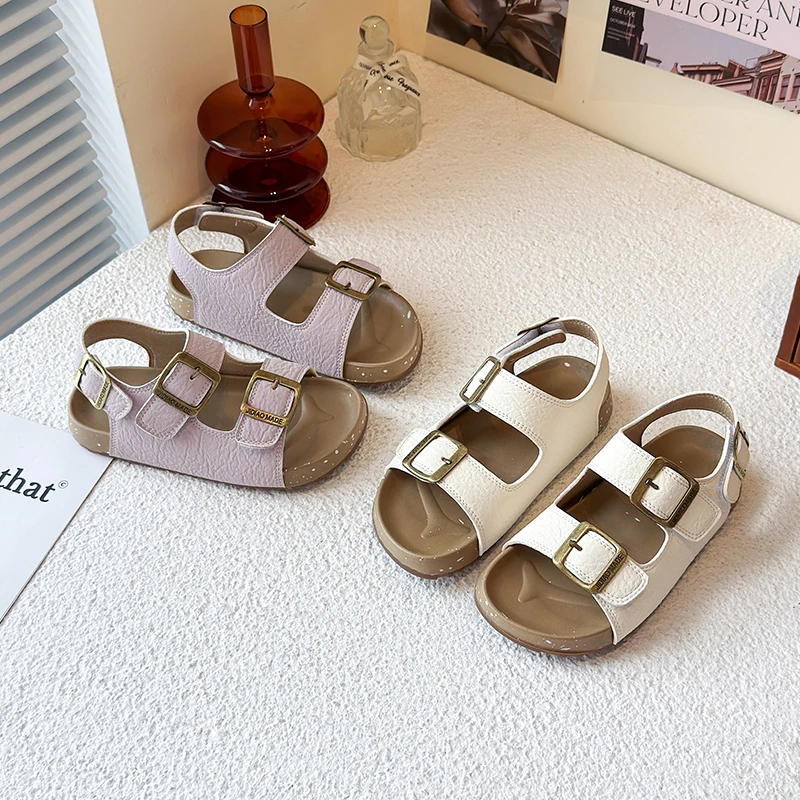 

Новинка лета 2024, детская обувь, модные замшевые сандалии для отдыха, потрясающая обувь с металлической пряжкой, уличная нескользящая пляжная обувь унисекс