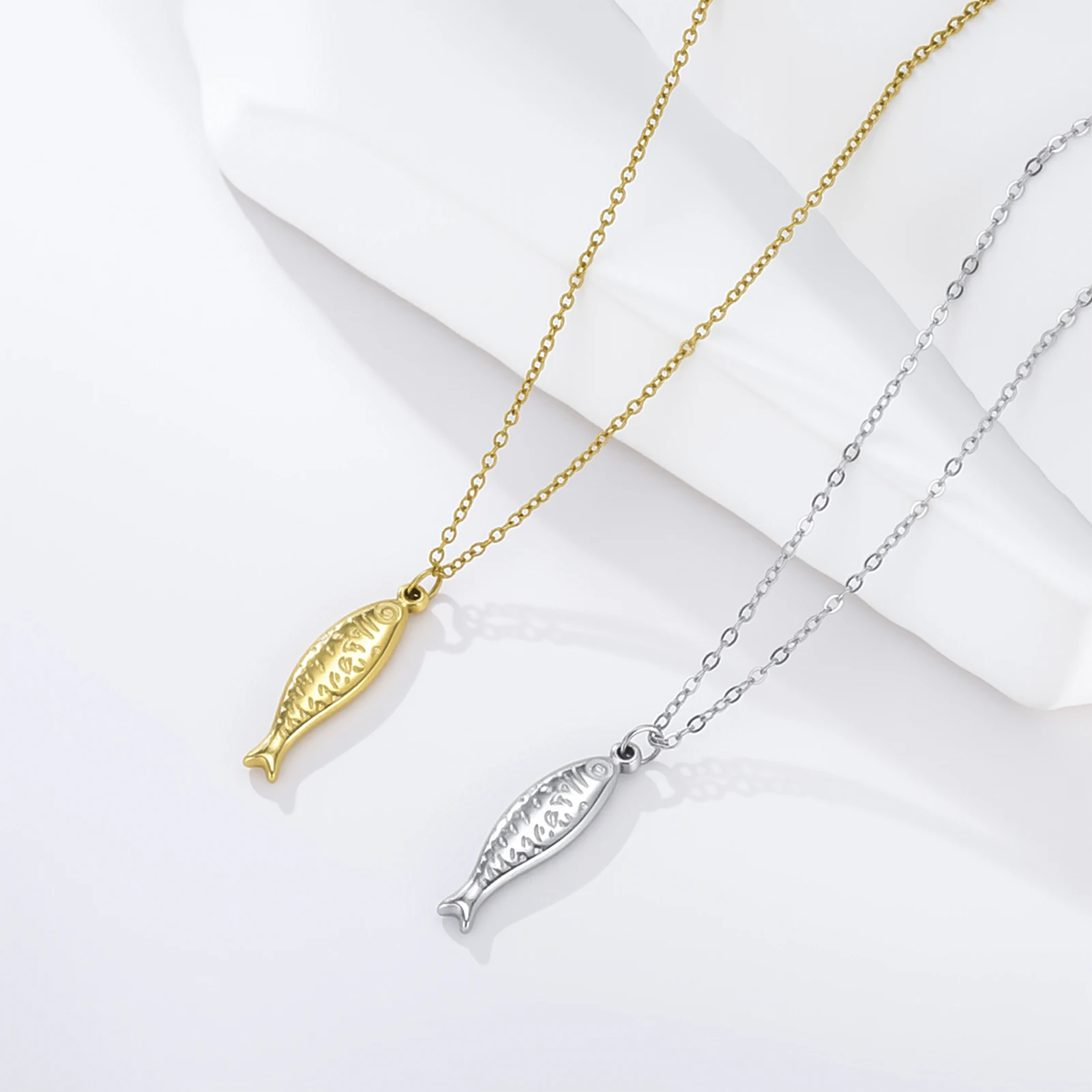 COOLTIME Modische Fisch-Anhänger-Halskette für Damen, Edelstahl, verstellbarer Schmuck, perfekt für Alltag, Geschenke und Termine – Detail 3