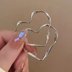 Pendientes de aro de corazón de Metal retorcido para mujer, Color dorado y plateado, pendientes de amor grandes ahuecados, joyería romántica de calle breve como regalo