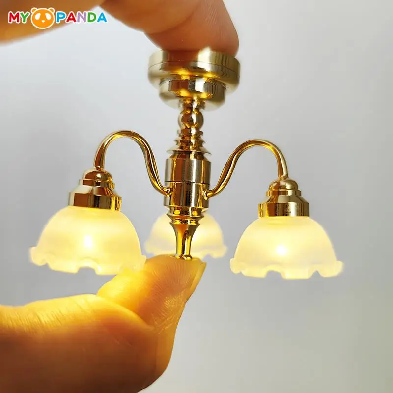 1:12 Dollhouse miniatura LED lampada da soffitto dorata lampadario illuminazione domestica modello casa delle bambole camera da letto soggiorno Decor accessori