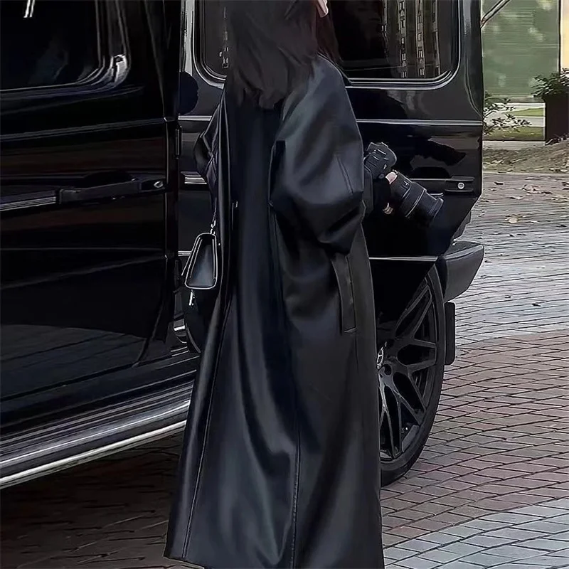 تصميم الحلل الجلدية خندق معطف للنساء ربيع الخريف فوق الركبة طويلة بولي Leather سترة جلدية الإناث سترة واقية من الجلد الأسود