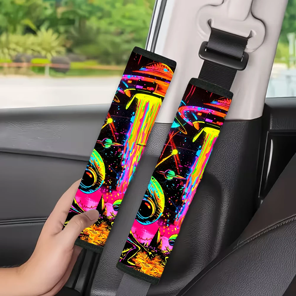 Weiche Autosicherheitsgurt-Schulterpolster mit Alien- und Raumschiff-Mustern, passend für alle Automodelle, aus Schwamm-Material.