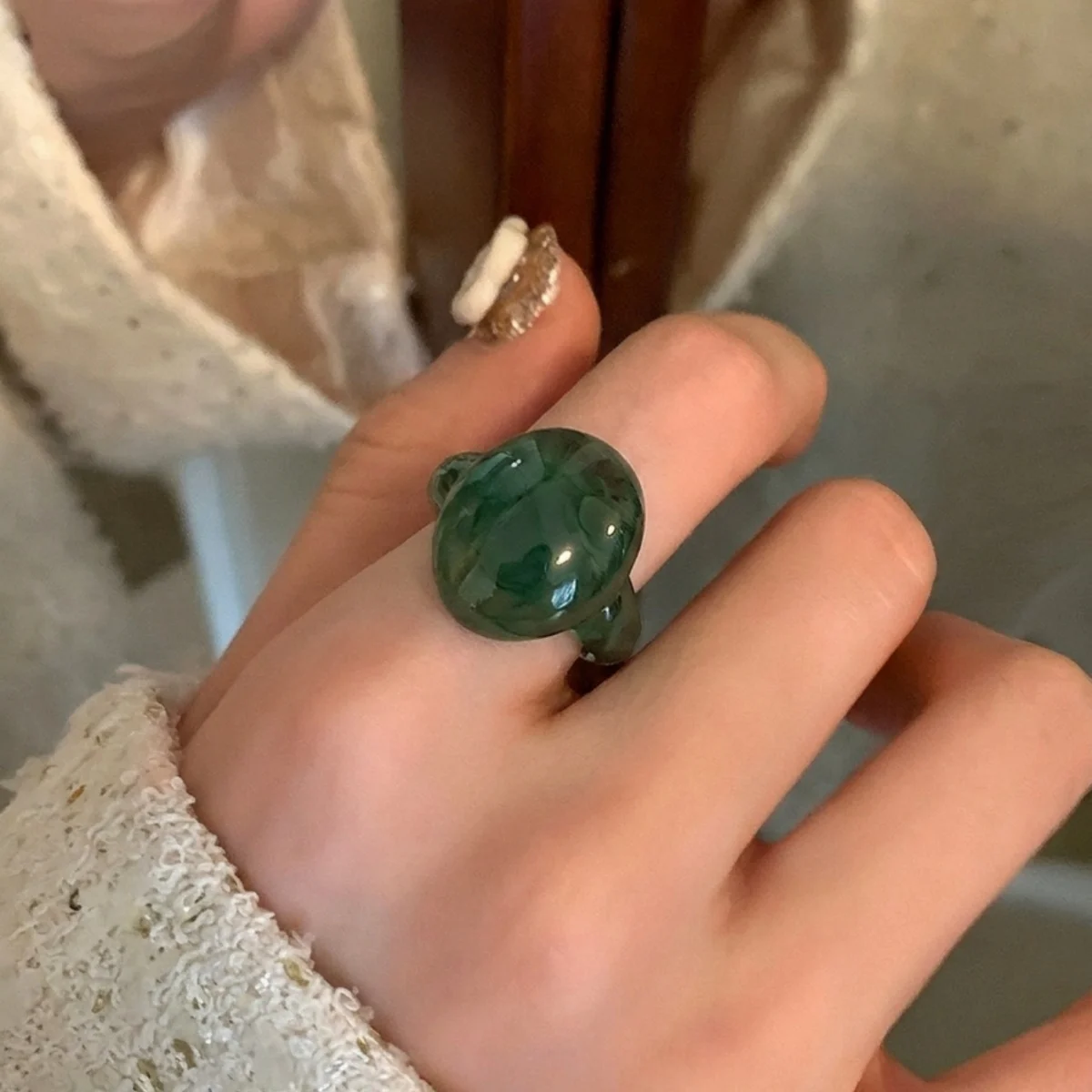 1-Piece Bohemian Retro Style Emerald Green Oval Resin Ring for Women