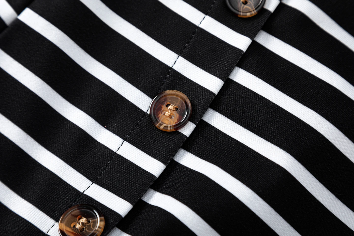 2026 Neues Europäisches und Amerikanisches Damenkleid mit Rundhalsausschnitt, Streifenmuster, Kurzen Ärmeln, Schlankmachendem Effekt und Seitenschlitz – Detail 23