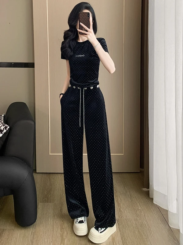 

Спортивный повседневный комплект Slim Fit для женщин: черная футболка с коротким рукавом и широкие брюки, летняя коллекция, хлопковый материал.