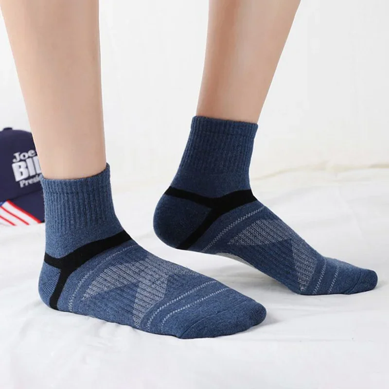 زوج واحد من الجوارب الرياضية للرجال متوسطة الطاقم ماصة للعرق، جوارب مريحة قابلة للتنفس لتدريب كرة السلة، والجري والأنشطة الخارجية