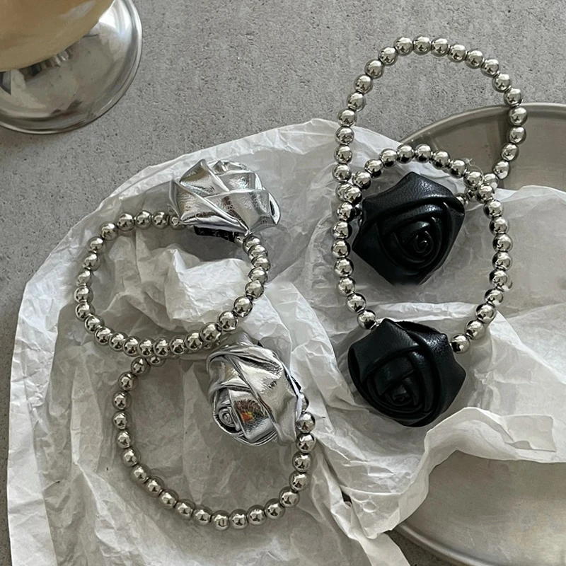 ربطة شعر عصرية لامعة من جلد البولي يوريثان على شكل برعم وردي للنساء مع ربطة شعر مرنة مخصصة من الخرز الفضي