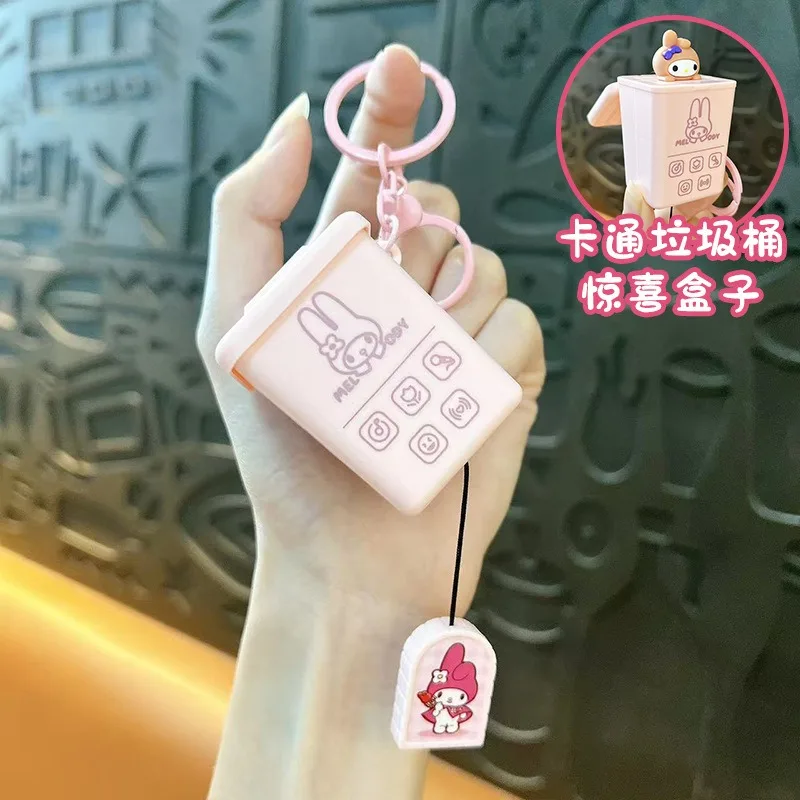 サンリオ漫画クロミゴミ箱プルアウトバウンシングドールキーホルダーペンダントデイリーバックパックパーソナライズされたファッションアクセサリー