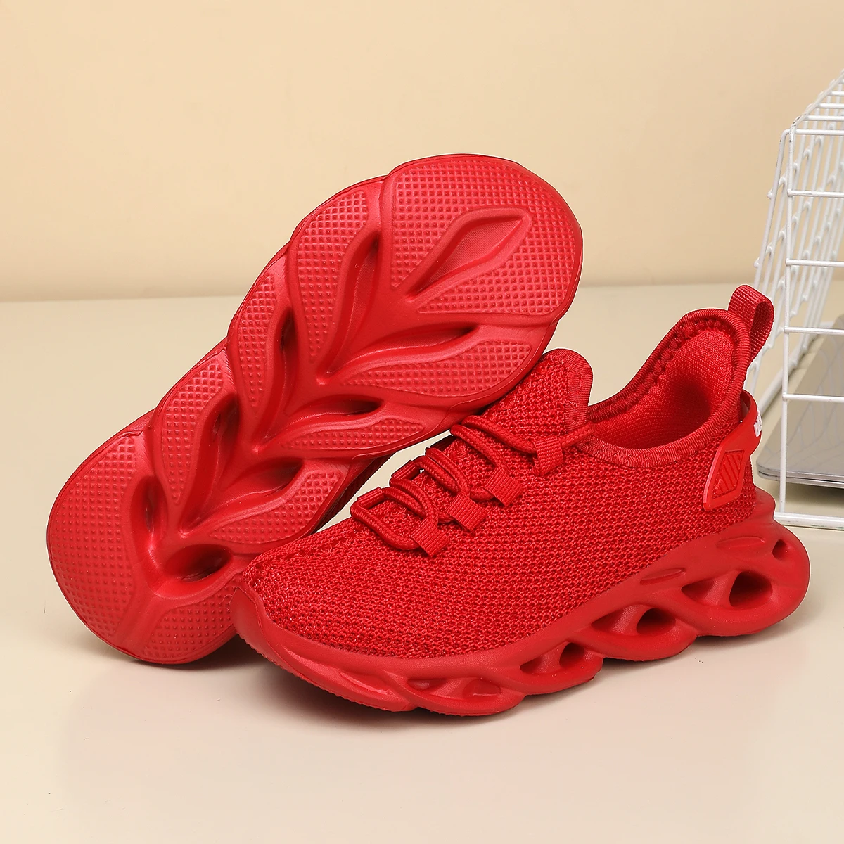 

Детские спортивные кроссовки для бега, черные, повседневные, коричневые, уличные, дышащие, сетчатые, легкие, с амортизацией, для тенниса, для женщин