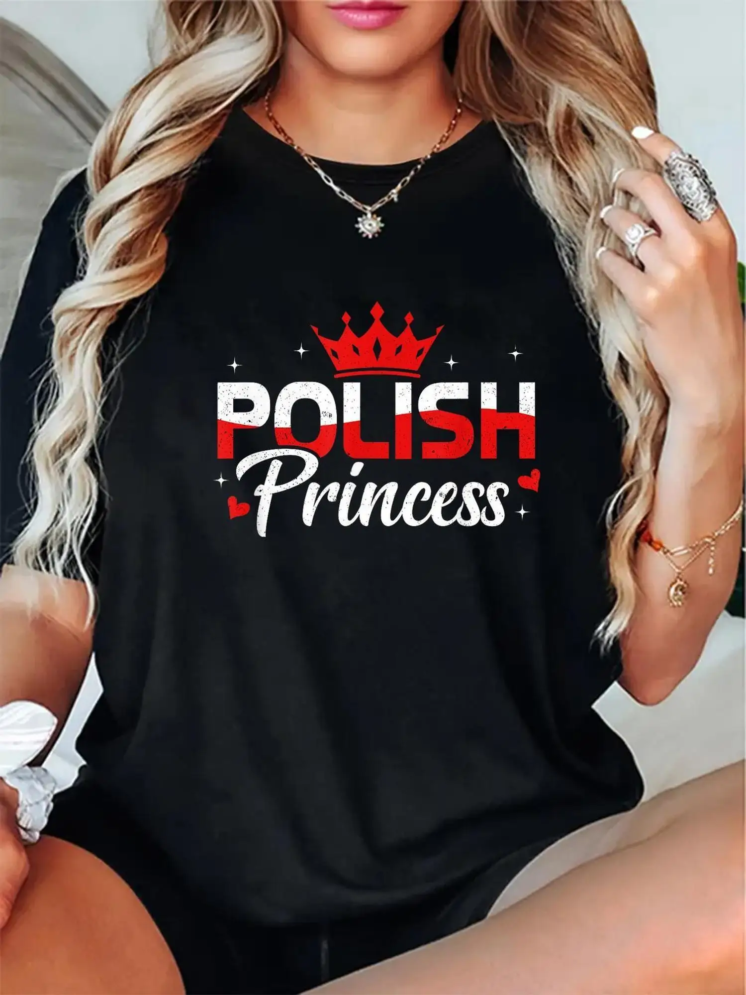 T-shirt "Princesse polonaise" - T-shirt noir avec graphiques rouges et blancs, col rond décontracté, manches courtes, design Pride Poland pour femme