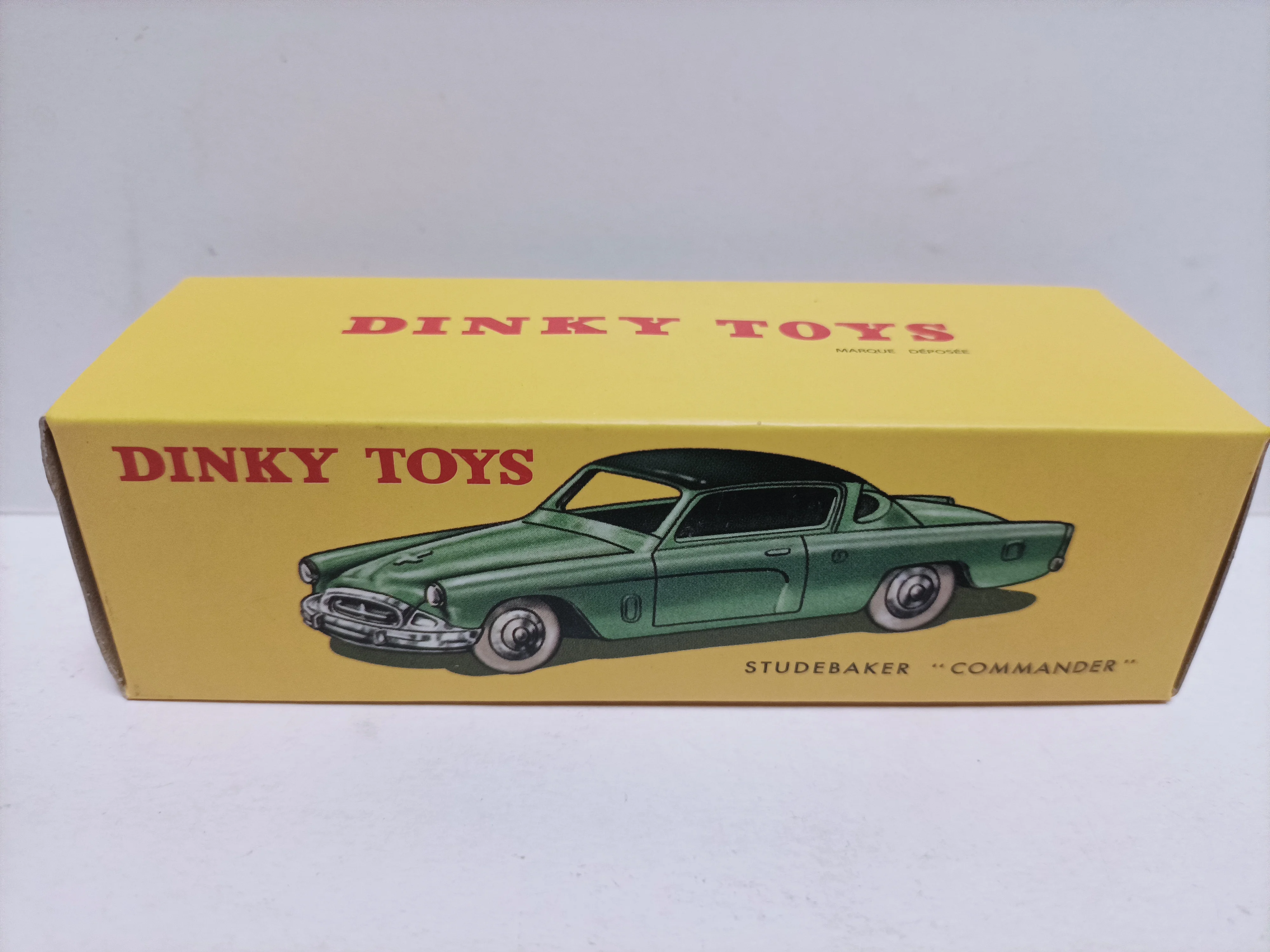 Модель автомобиля Dinky 1 43. Командир Studebaker Commander 1953 года.