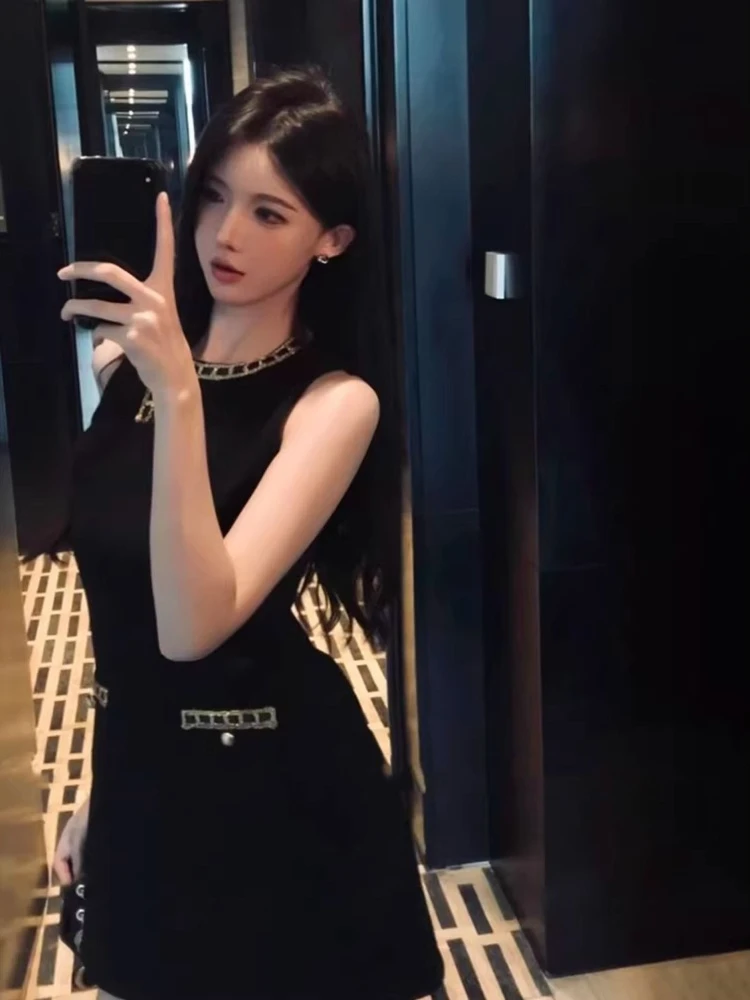 Spring and Summer French Temperament Gold Round Neck Waist A-line Skirt High-end Short Skirt Knitted Small Black Skirt