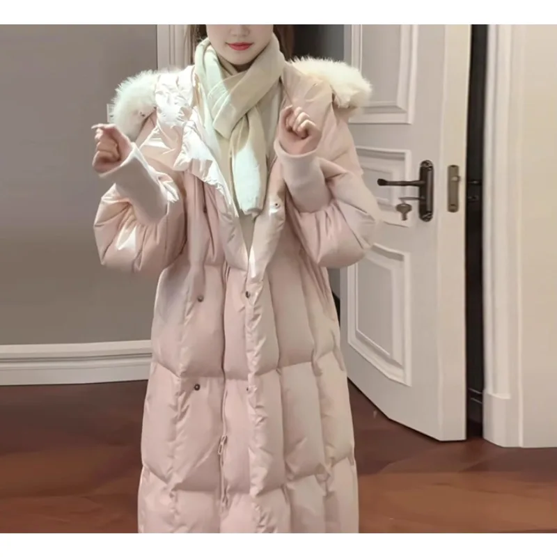 Francuski płaszcz z wysokiej jakości, delikatnej i słodkiej różowej bawełny puchowej dla kobiet, nowy model na zimę 2025, płaszcz średniej długości do kolan.