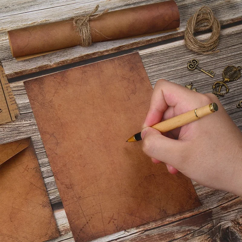 Набор Старинных бумажных и конвертов включает в себя бумагу для букв, конверты, детали винтажных аксессуаров, веревку