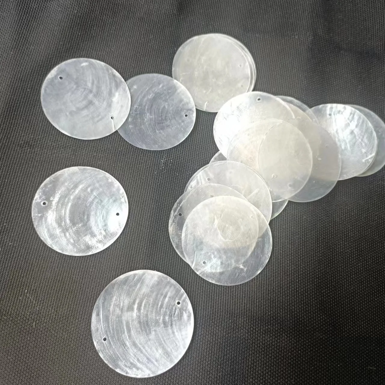 100 PCS Natural Shell Ornaments 4 cm DIY Shell Wind Chimes Pendants for Wedding Home Decor Birthday Party Craft Hanging