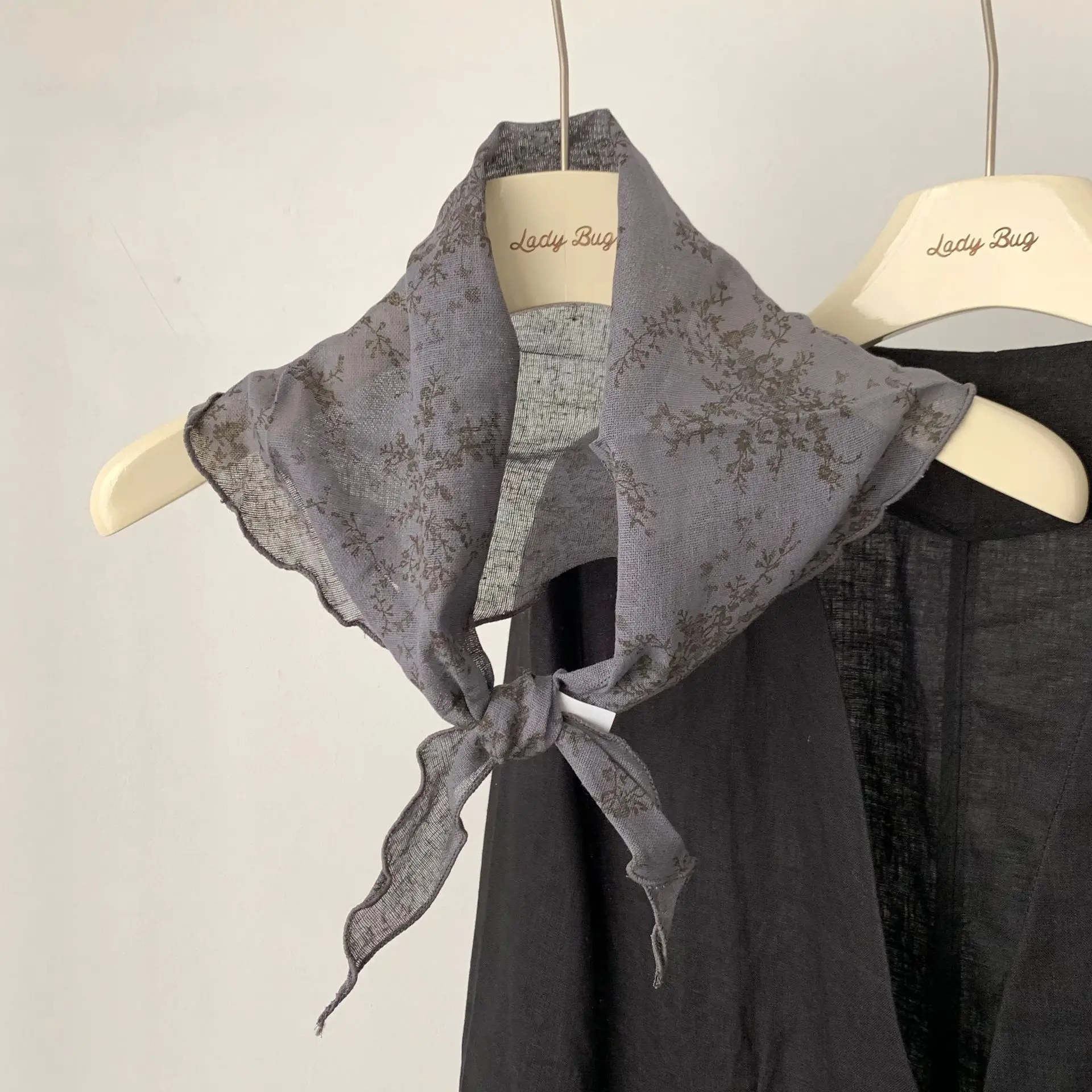 

Корейский универсальный головной платок, треугольный шарф в стиле ретро, женский новый маленький квадратный атмосферный маленький декор