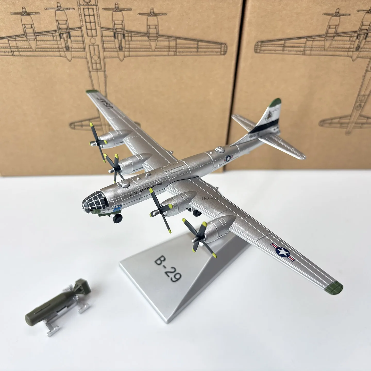 

Diecast Scale 1:200 US B-29 Airborne Fortress B29 Heavy Bomber Alloy Finished Static Flight Model Decoration Display Ornament