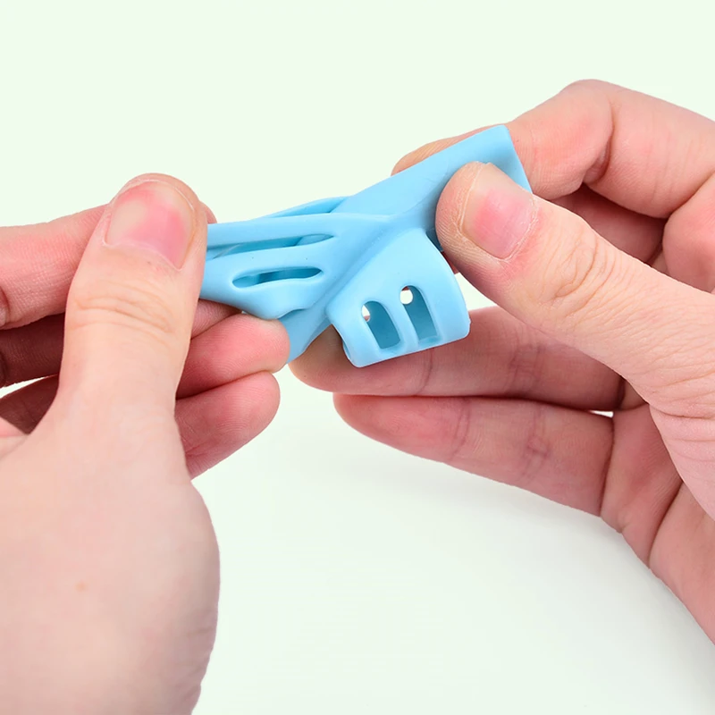 3ชิ้นเด็กที่ใส่ปากกาดินสอเขียนได้สำหรับการเรียนรู้การฝึกหัดปากกาซิลิโคนอุปกรณ์แก้ไขท่าทางสำหรับนักเรียน