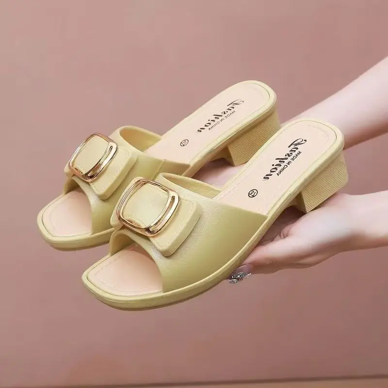 

Женские летние новые тапочки на блочном каблуке с одним словом, водонепроницаемые нескользящие уличные пляжные тапочки на мягкой подошве, сандалии на низком каблуке