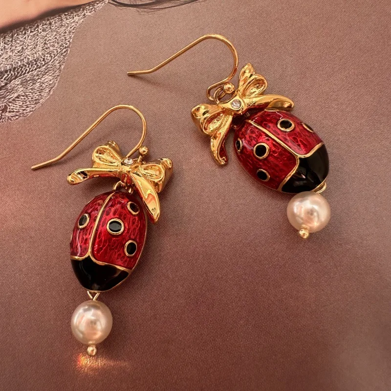 

Эмалированные серьги-гвоздики с пасхальным яйцом и дизайном божьей коровки Faberge - ювелирные изделия с ручной росписью для женщин