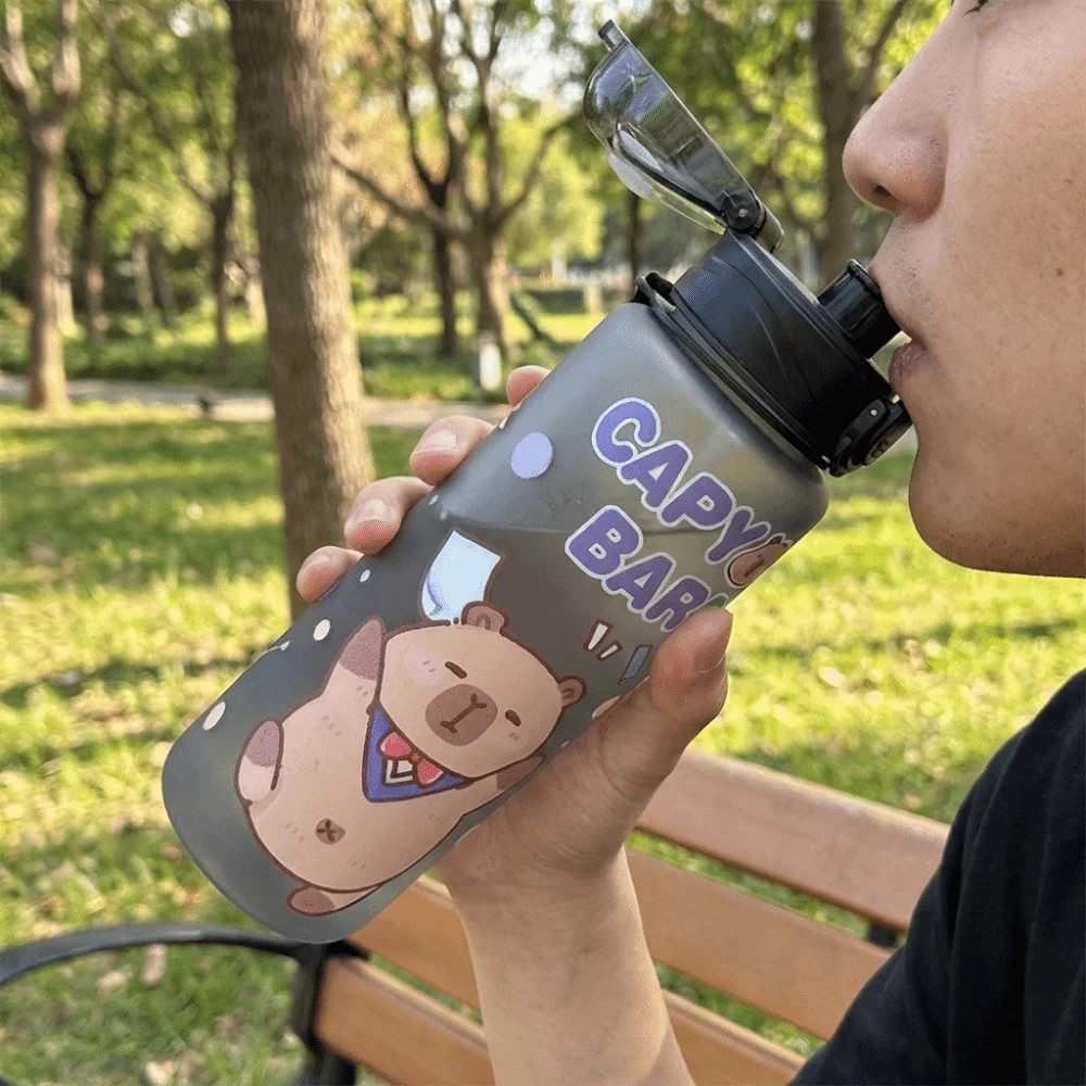 

Пластиковая бутылка для воды с соломинкой в виде капибары, большой объем 700 мл, герметичная, с привлекательным мультяшным дизайном, спортивная бутылка для воды