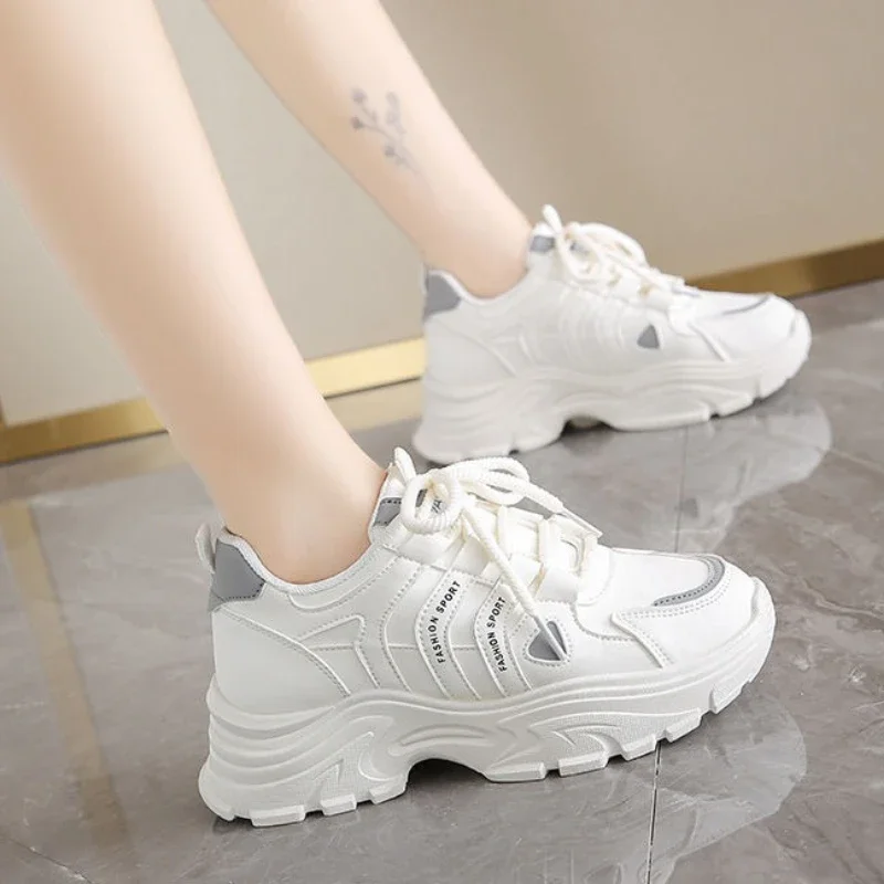 

Осенние новые женские туфли для папы, корейские модные кроссовки на толстом каблуке для кампусной жизни, спортивная уличная одежда для бега, нескользящая резиновая подошва ​