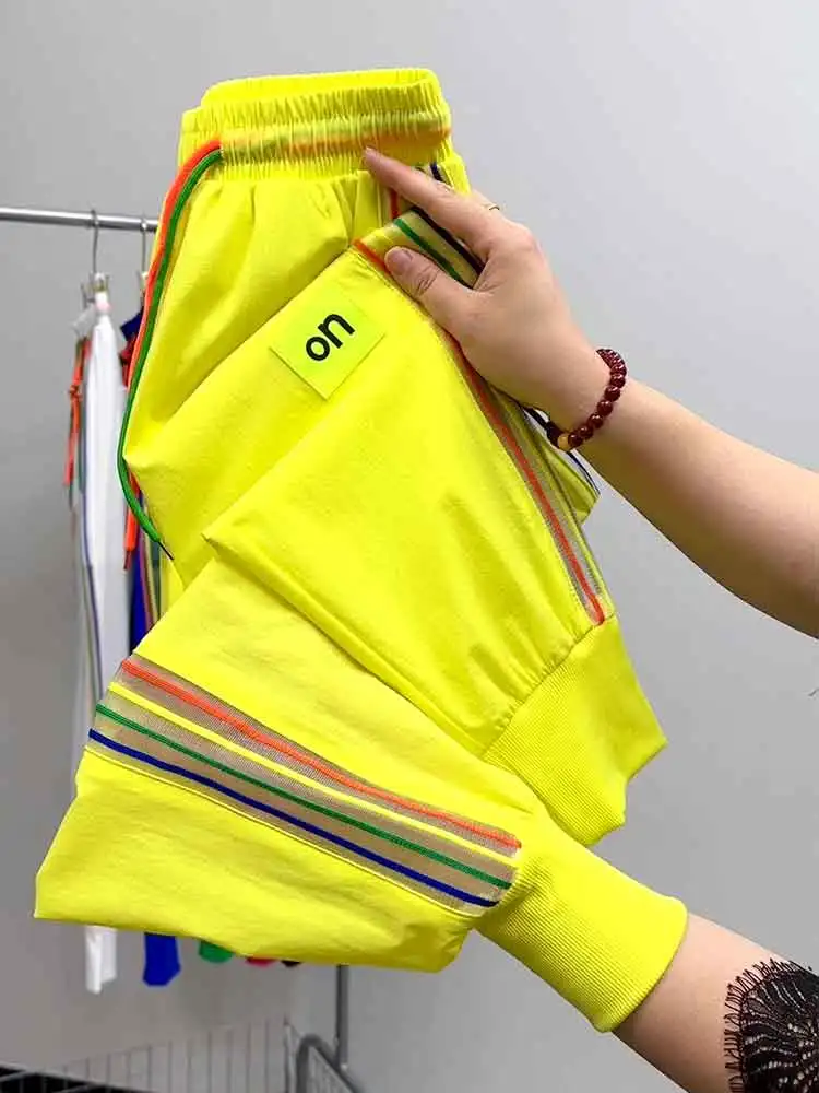 Pantaloni corti estivi a righe laterali sottili arcobaleno in stile europeo da donna pantaloni alla moda casual legati con gambe dimagranti e aderenti