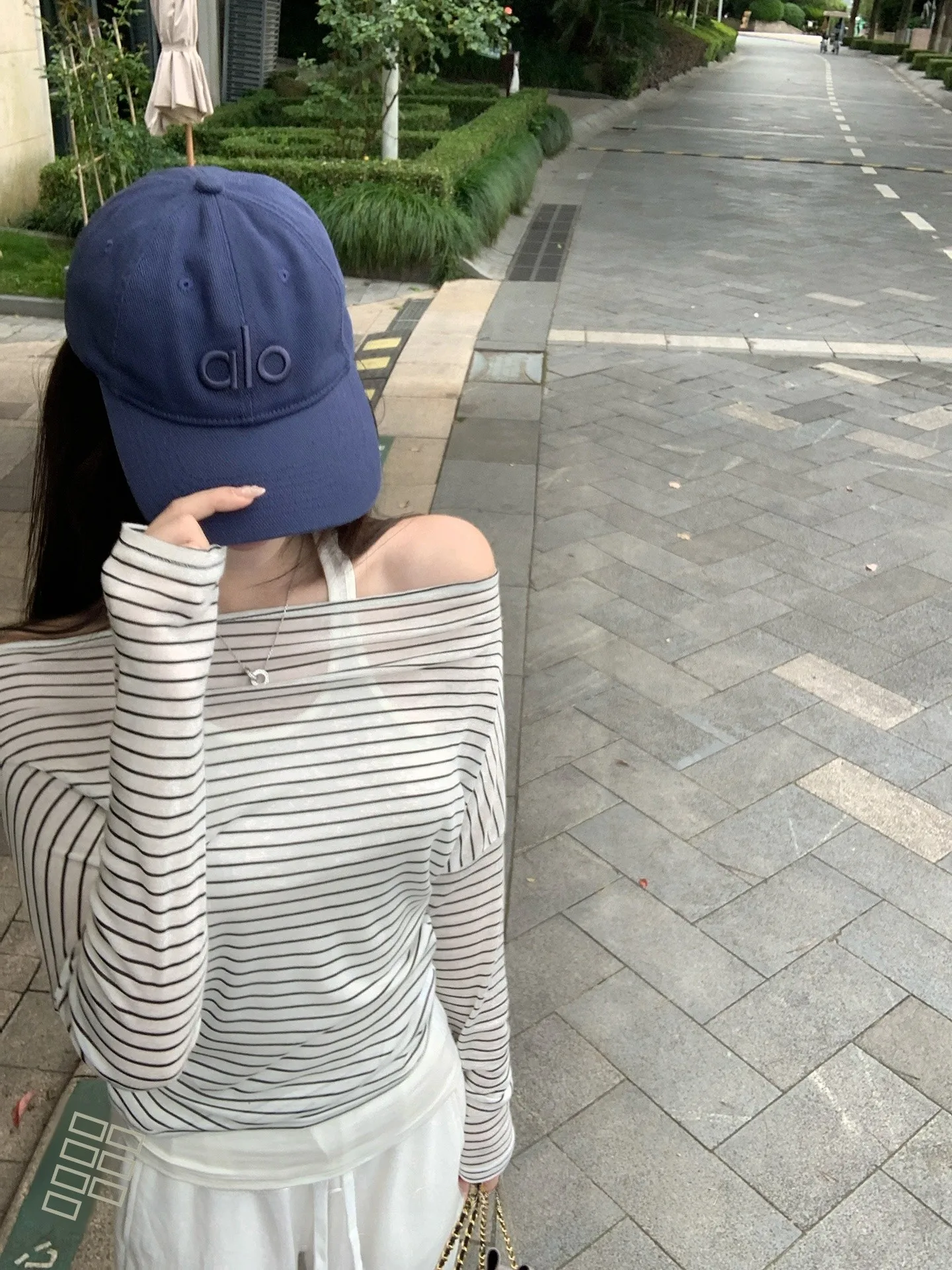 

Женский летний комплект: топ-майка в полоску и облегающие шорты для дома и повседневной носки