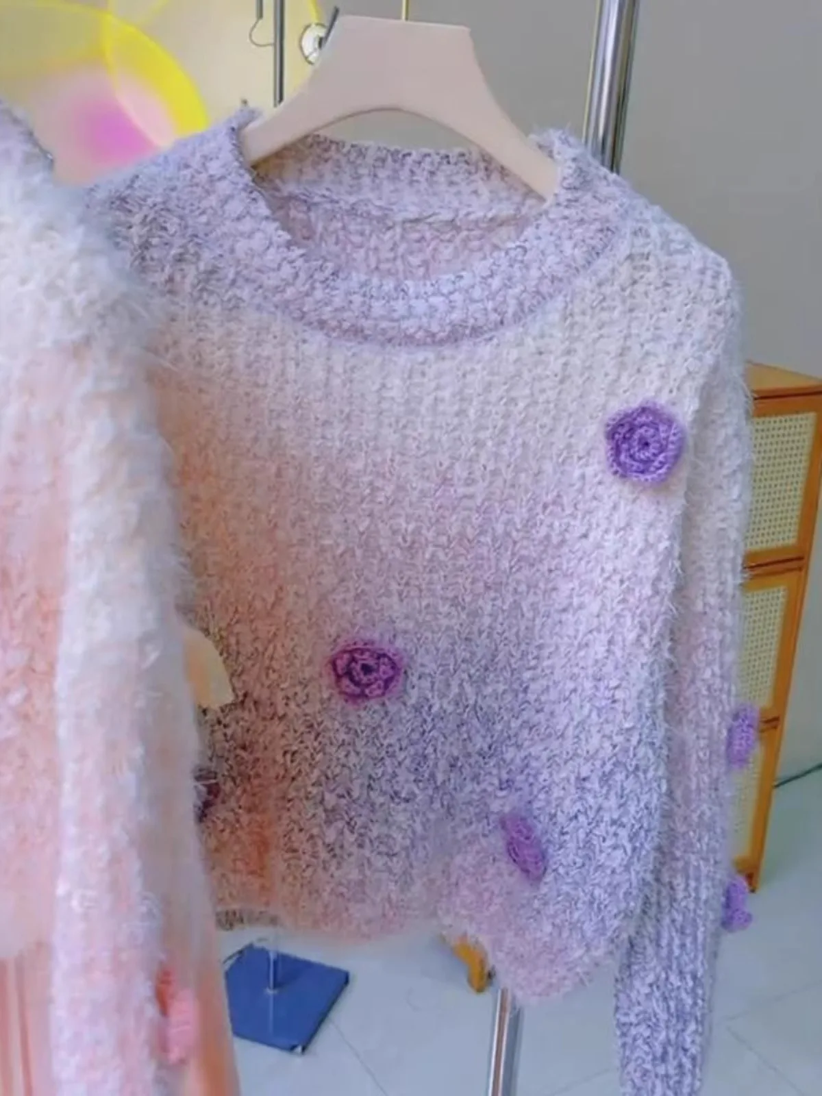 เสื้อสเวตเตอร์ถักไหมพรมสีสันสดใสสำหรับผู้หญิง สไตล์แฟชั่น ฤดูใบไม้ผลิ ฤดูใบไม้ร่วง ฤดูหนาว ไซส์เล็ก ลายดอกไม้ 3 มิติ สไตล์ฝรั่งเศส หวานละมุน