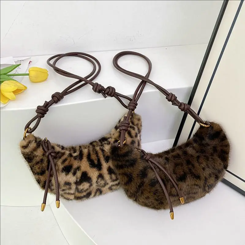 

Fashionable Women's Autumn and Winter Leopard Print Plu Fluffy Handbag Cute Soft Casual Design Zipper Corduroy Large Capacity Ba