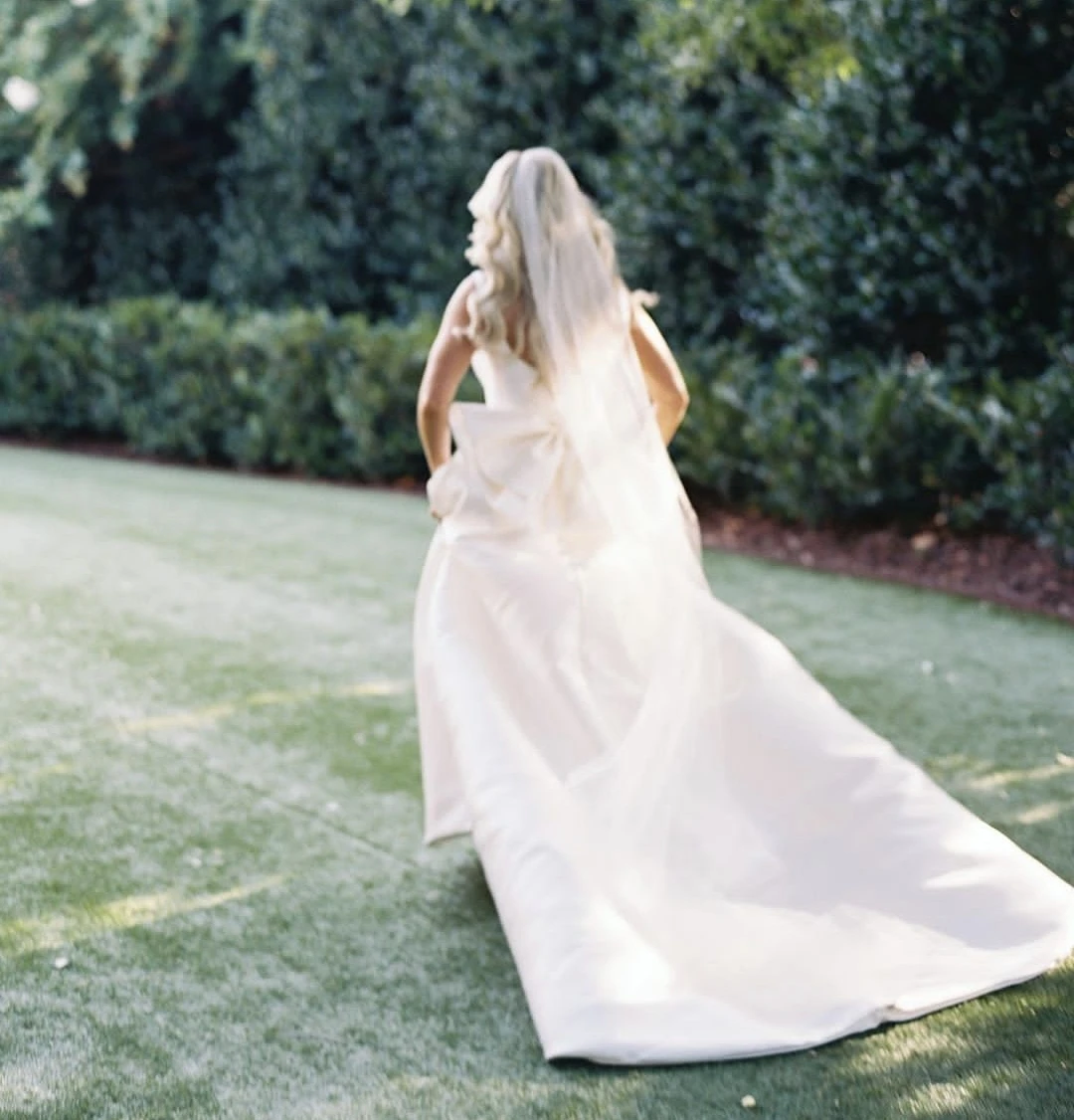 シビルサテンウェディングドレス スクエアカラー バックレス ボタンバック ノースリーブ 女性用 カスタマイズ可能 メジャーメイド ローブ・デ・マリー 素敵な