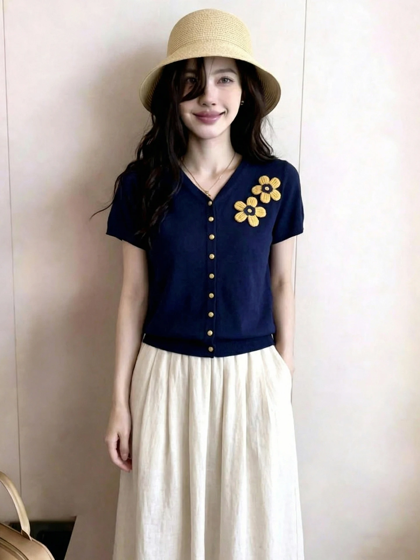 

Elegant V-Neck Short Sleeve Knitted Top in Soft Cotton Blend Casual Summer New Style Floral Embroidery White Enhancing Women'...