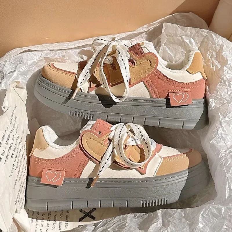 

Женские кроссовки в клетку, на толстом каблуке, с сердечками