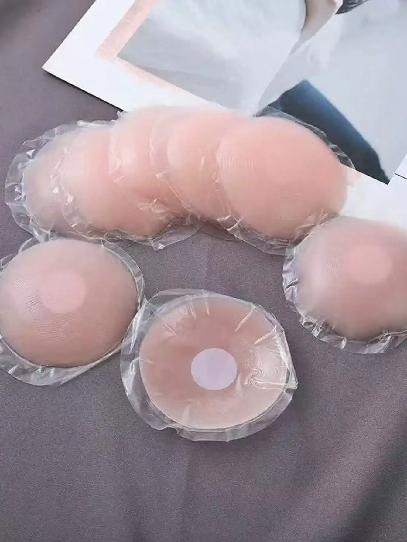 

1 шт. Женские накладки на соски Nippies - толстые силиконовые наклейки-бюстгальтеры с клейкой основой для платьев без бретелек