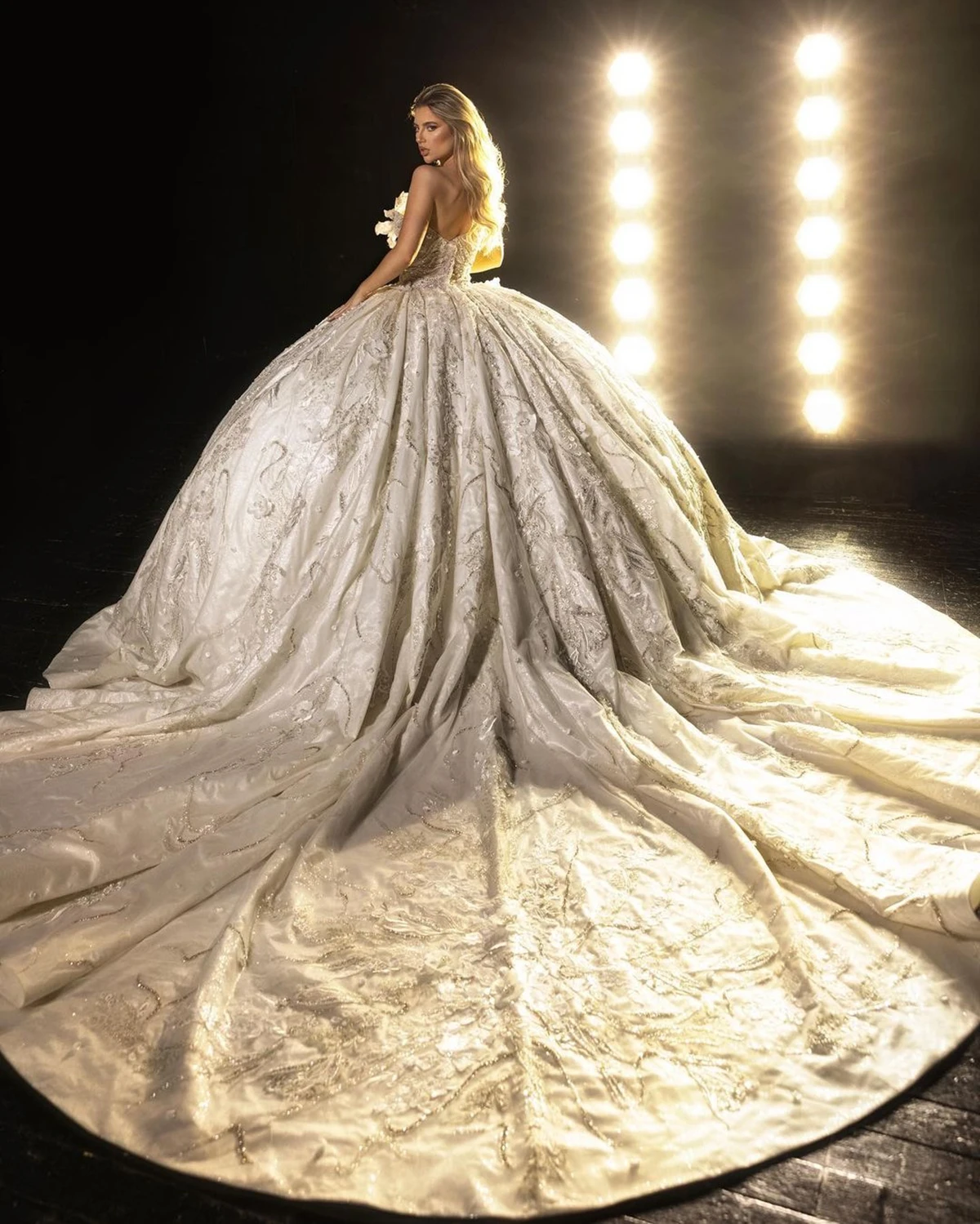 Lujosos apliques vestidos de novia árabes vestido de baile sin mangas vestido de novia sin espalda rebordear cristal personalizado