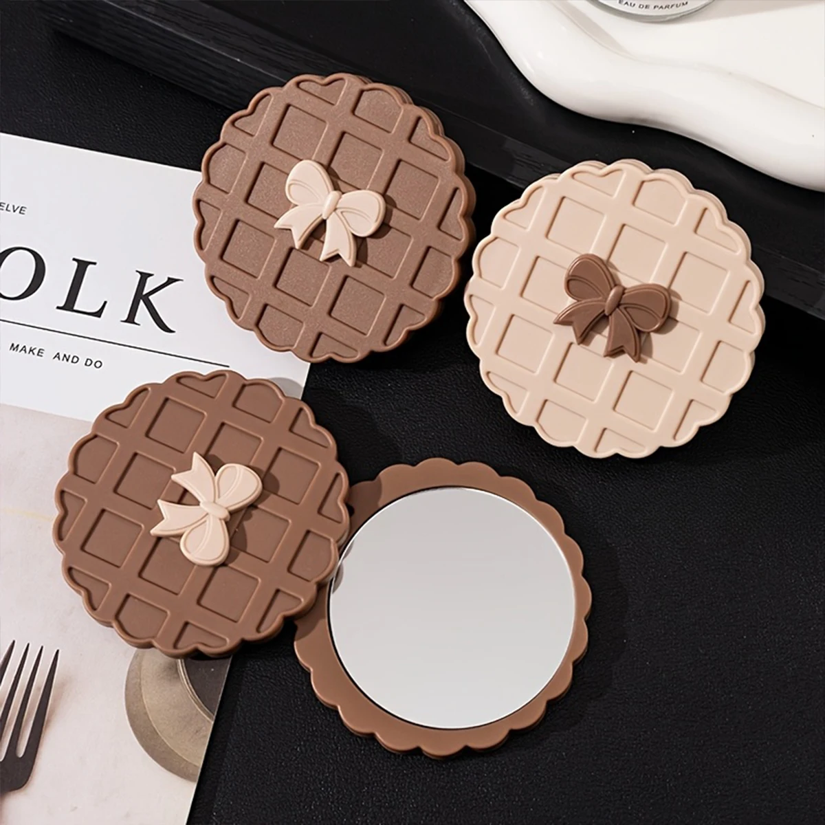 1PCS schattige wafel koekjesvormige spiegel - draagbare mini make-upspiegel, compact ovaal deksel, bruin beige wafelboogontwerp