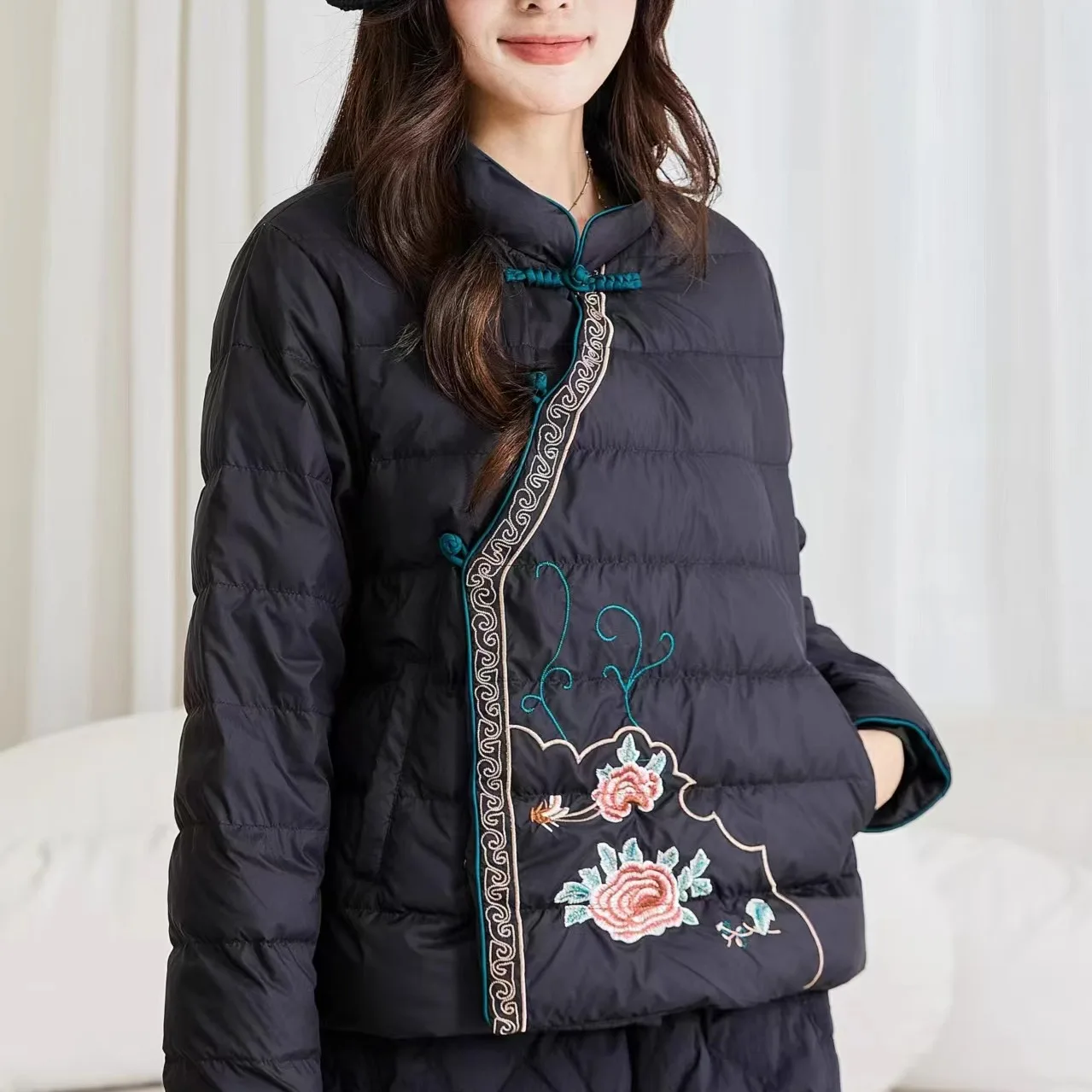 

New Chinese Sle Embroidered down Jaet Women's Oblique Button Du down Mommy Coat Autumn Winter Faion Stand Collar