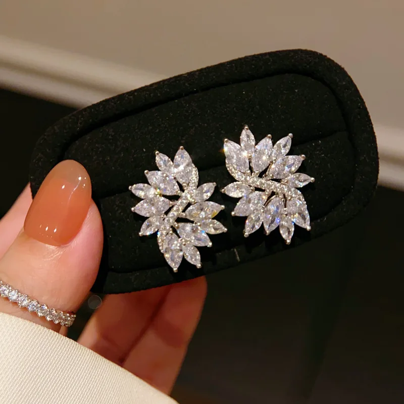 Damen-Ohrringe in Blumenform mit funkelndem Zirkonia für die Hochzeit, versilberte Ohrstecker