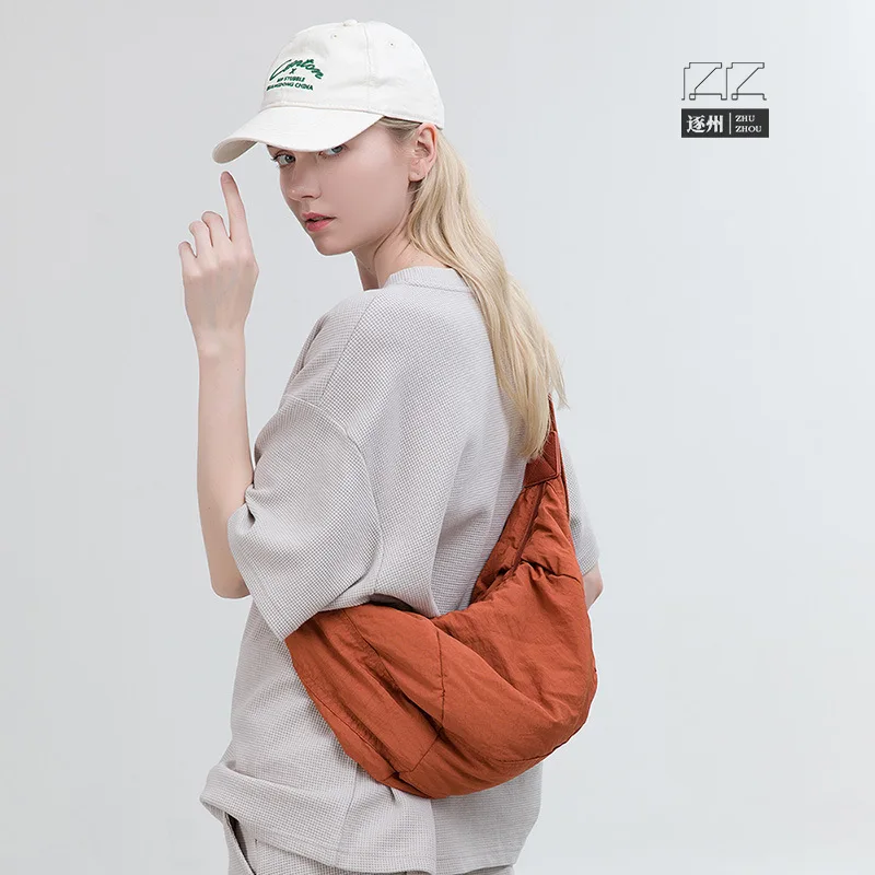 

New Korean Version of Lightweight and Trendy Crossbody Bag Niche High-end Simple Shoulder Bag Fashionable Commuter Dumpling Bag
