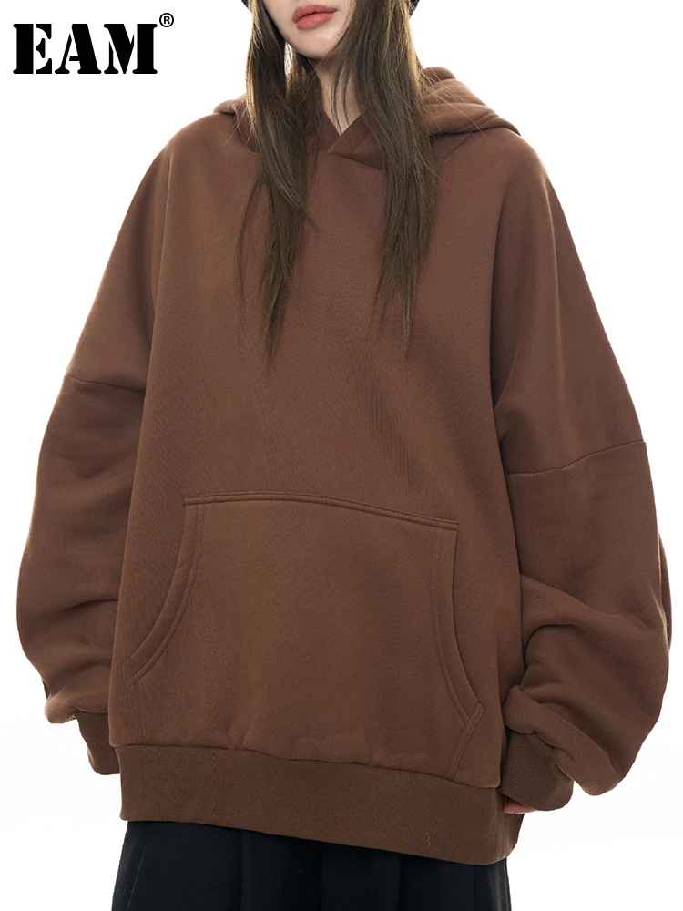 [EAM] Dark Coffee Pocket Casual Thick Sweatshirt New Hooded Long Sleeve Women Big Size Fashion Tide Autumn Winter 2023 1DH7810