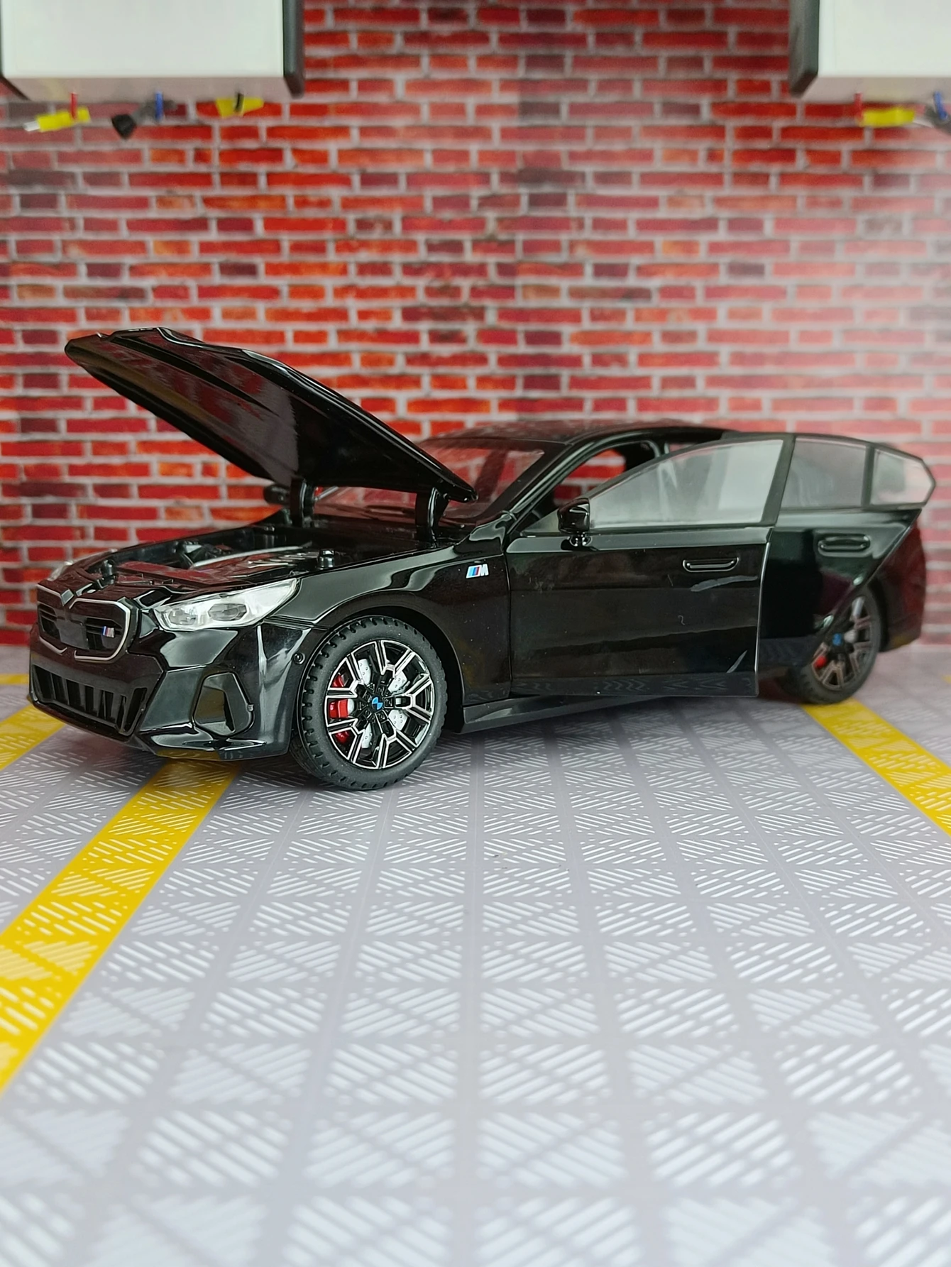 Adorno de modelo de coche de aleación BMW i5 1:24, puertas y capó de motor, el maletero se puede abrir, regalo de sedán guerrero