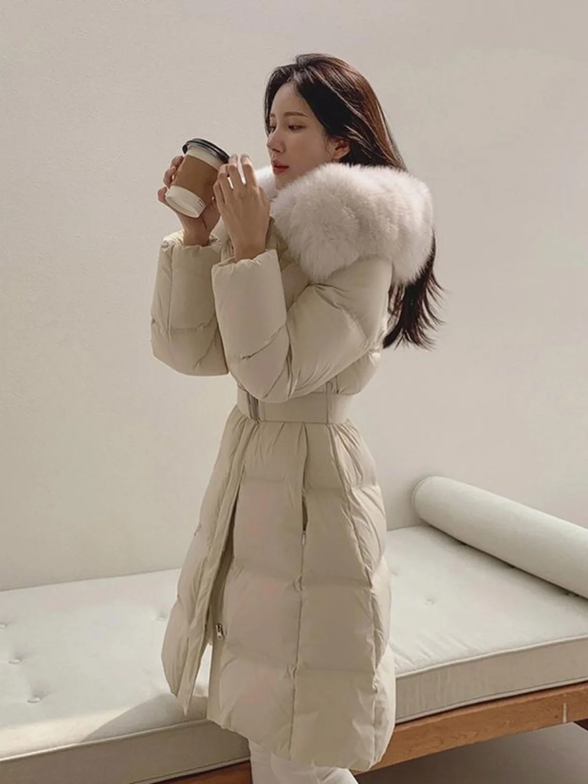 Cappotto da donna di media lunghezza bianco Du down Jaet inverno 2024 collo di pelliccia slim fit con cintura cappotto con cappuccio coreano Sle Commute Faion