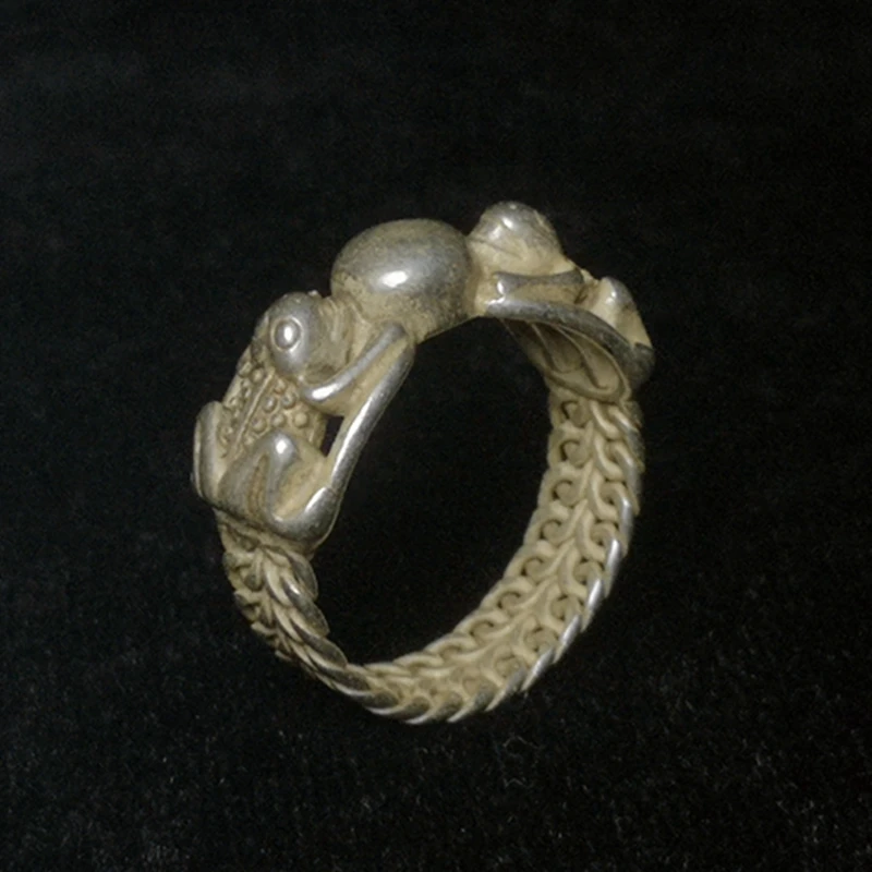 YIZHU CULTUER ART Size Diameter 19.5m Old China Tibet Silver Carving Frog Statue Ring Gift Collection view 4