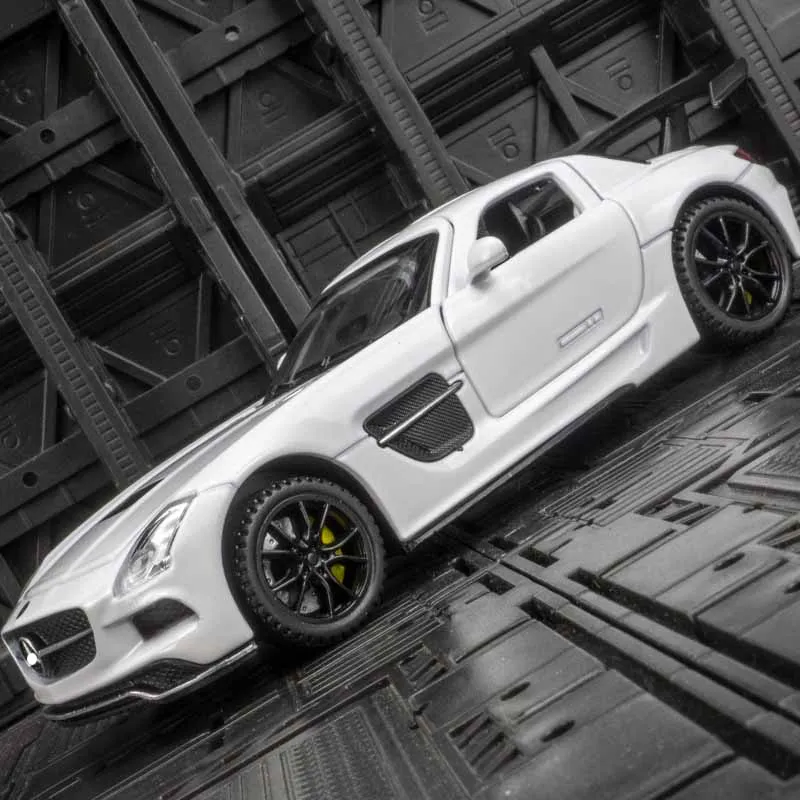 Het Mercedes-Benz SLS-legering automodel uit 1:32 heeft gesimuleerde geluids- en verlichtingsfuncties, rijke details, vakmanschap
