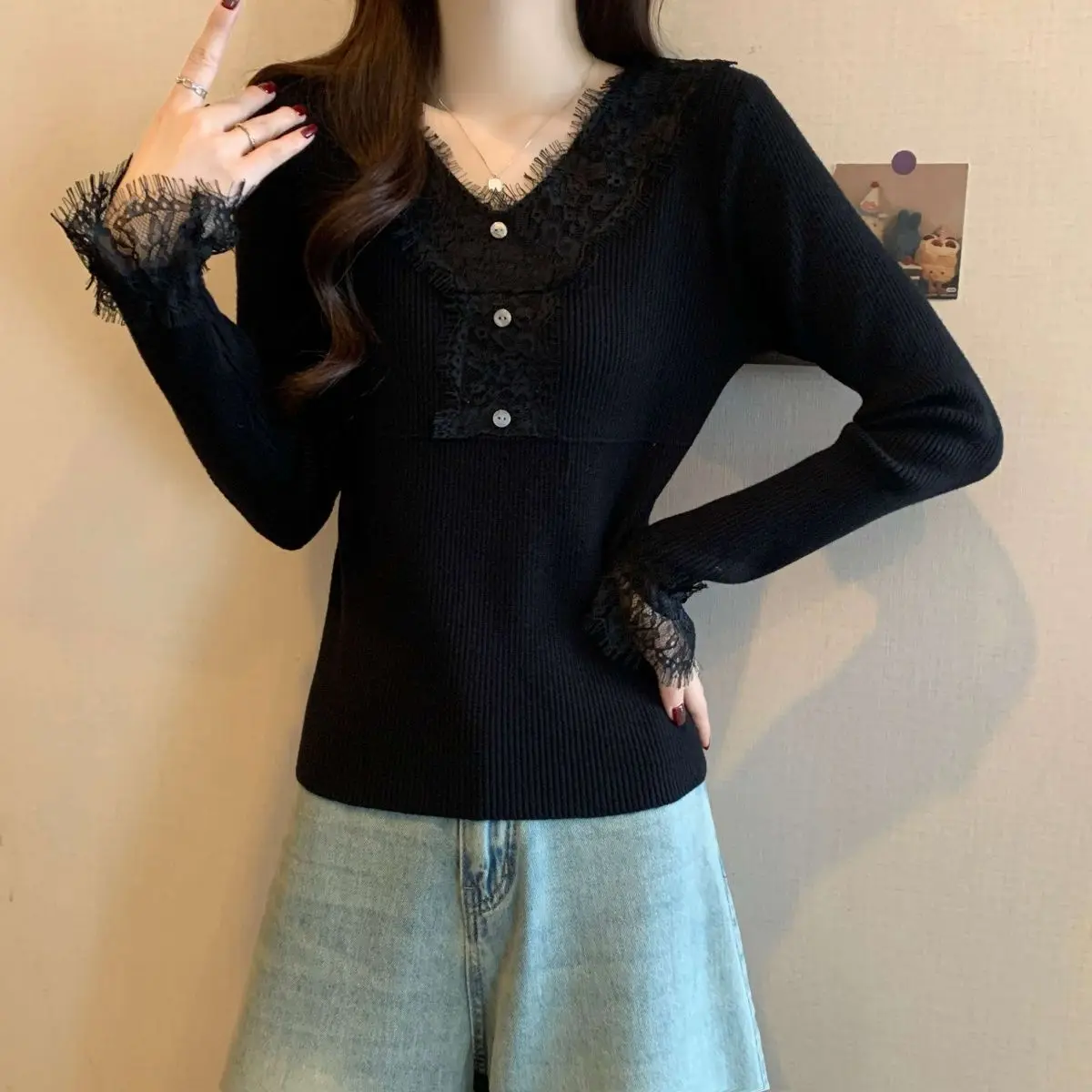 Modny sweter damski z koronkowymi wstawkami, długi rękaw, jesień 2025, nowy, dekolt w serek, dopasowany krój, dzianinowe topy, retro zapinanie na guziki, uniwersalna odzież dzianinowa.