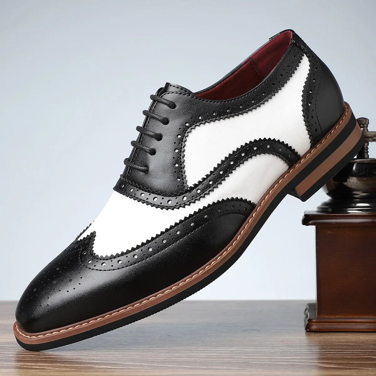 Big Size New Shoes for Men Dress Shoes British Style Brogues Carving Pointed Toe Leather Business Casual Shoes