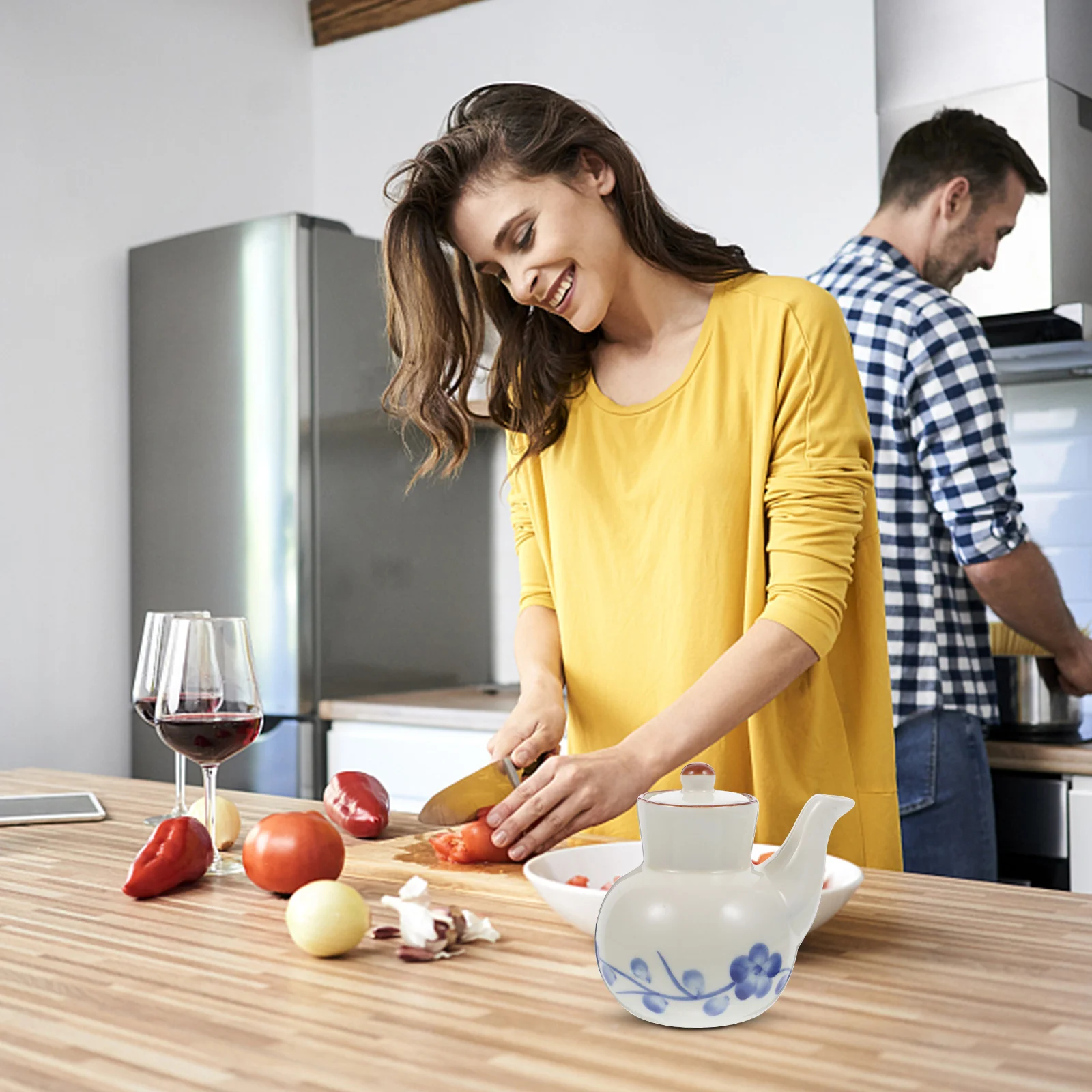Керамическая соусница, высокая, легкая в использовании
