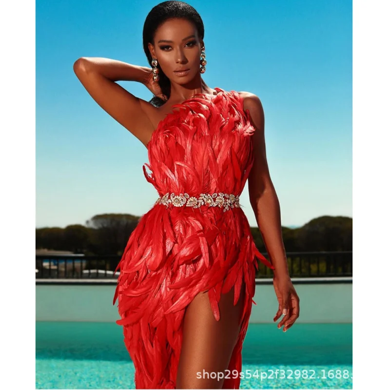 

Новое поступление 2025 года, красное платье на одно плечо с инкрустацией перьями и бриллиантовым поясом, сексуальное вечернее платье для ночного клуба